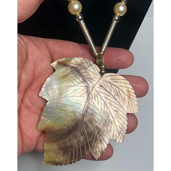 1098 Vintage seashell faux pearl iridescent Shell pendant Beach necklace 22" - Picture 1 of 3